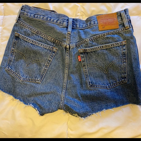 Levi’s 501 Jean Shorts - Picture 3 of 3
